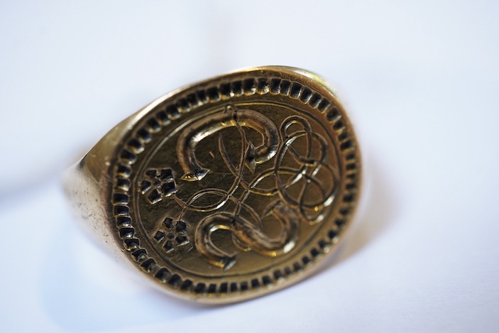 A rare Elizabethan gold signet ring, England, late 16th century